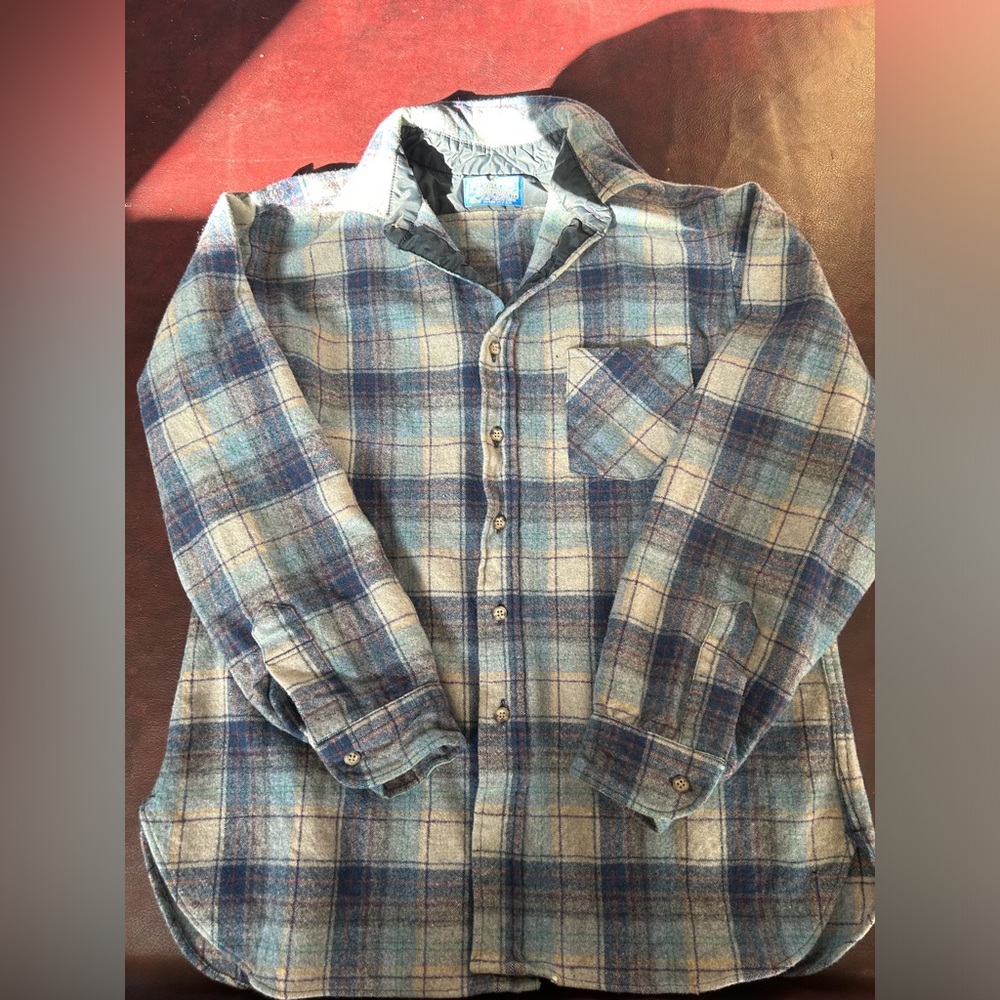 Vintage 100% wool blue Pentleton button up. Fits women’s L.